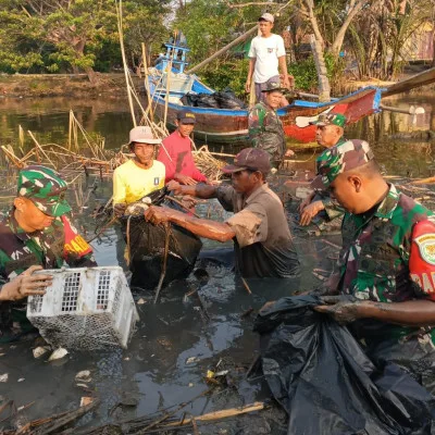 Dandim 0602/Serang Terjun Langsung Bersihkan Sampah Di Sungai Cidurian Kampung Tanara