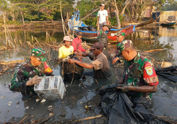 Dandim 0602/Serang Terjun Langsung Bersihkan Sampah Di Sungai Cidurian Kampung Tanara