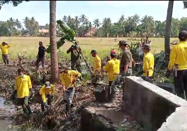 Atasi Sampah, Koramil 0602-06/Kramatwatu Bersihkan Aliran Sungai Ciasem Bersama Warga