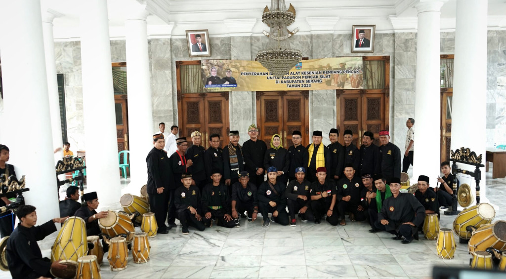 Terus Dukung Kelestarian Budaya Silat, Bupati Serang Serahkan Bantuan Gendang kepada Paguron