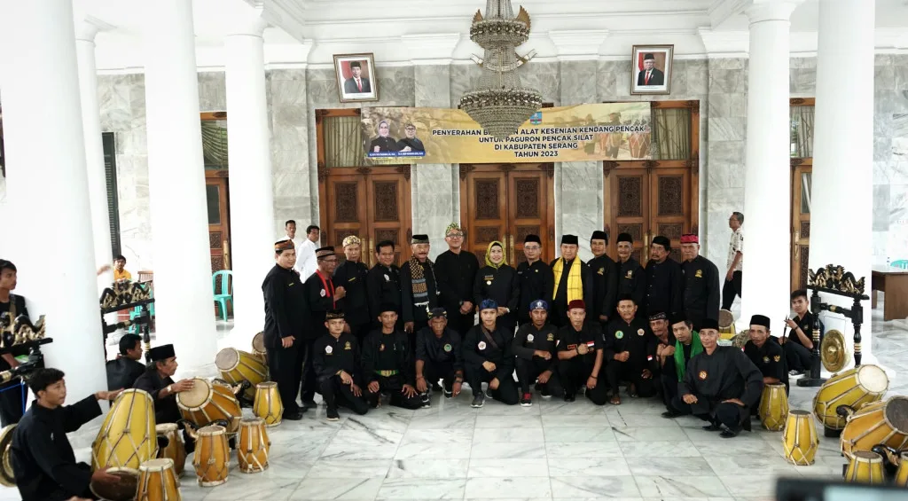 Terus Dukung Kelestarian Budaya Silat, Bupati Serang Serahkan Bantuan Gendang kepada Paguron