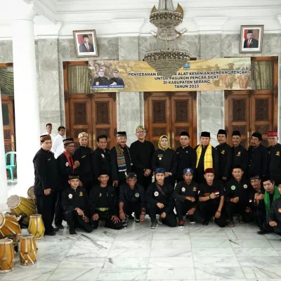 Terus Dukung Kelestarian Budaya Silat, Bupati Serang Serahkan Bantuan Gendang kepada Paguron