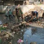 Koramil 0602-13/Padarincang Bersihkan Sampah Yang Mengganggu Areal Pertanian