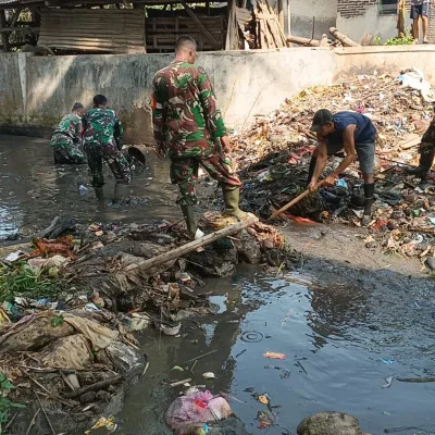 Koramil 0602-13/Padarincang Bersihkan Sampah Yang Mengganggu Areal Pertanian