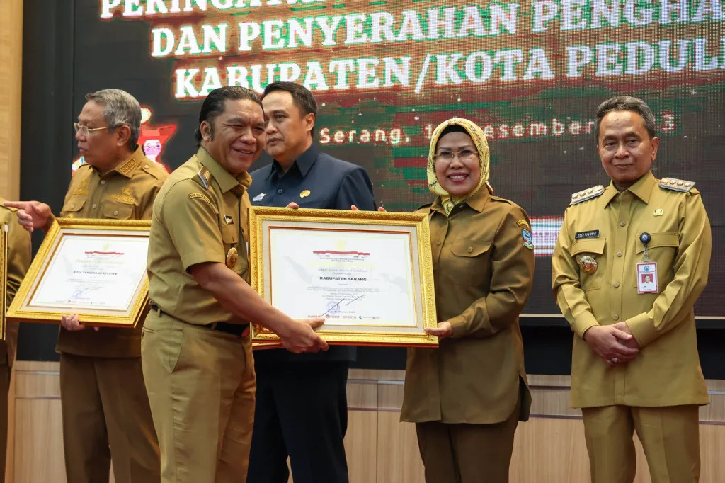 Pj Gubernur Banten Al Muktabar Serahkan Penghargaan Pemerintah Kabupaten/Kota Peduli HAM