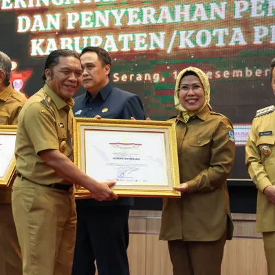 Pj Gubernur Banten Al Muktabar Serahkan Penghargaan Pemerintah Kabupaten/Kota Peduli HAM
