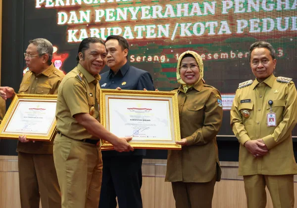 Pj Gubernur Banten Al Muktabar Serahkan Penghargaan Pemerintah Kabupaten/Kota Peduli HAM