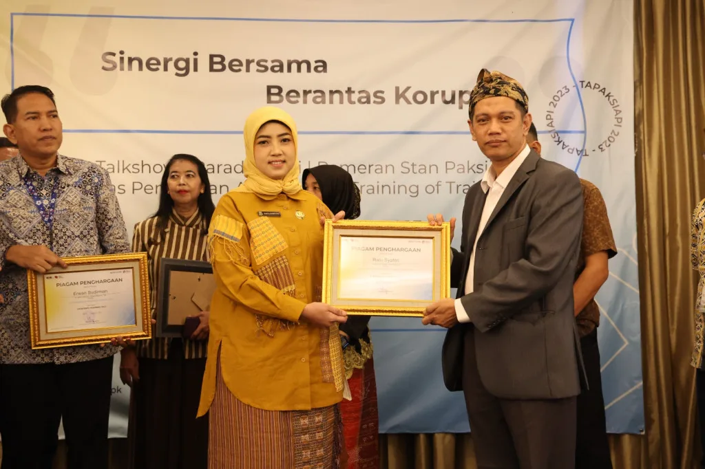 Ketua FORPAK Banten Terima Penghargaan KPK