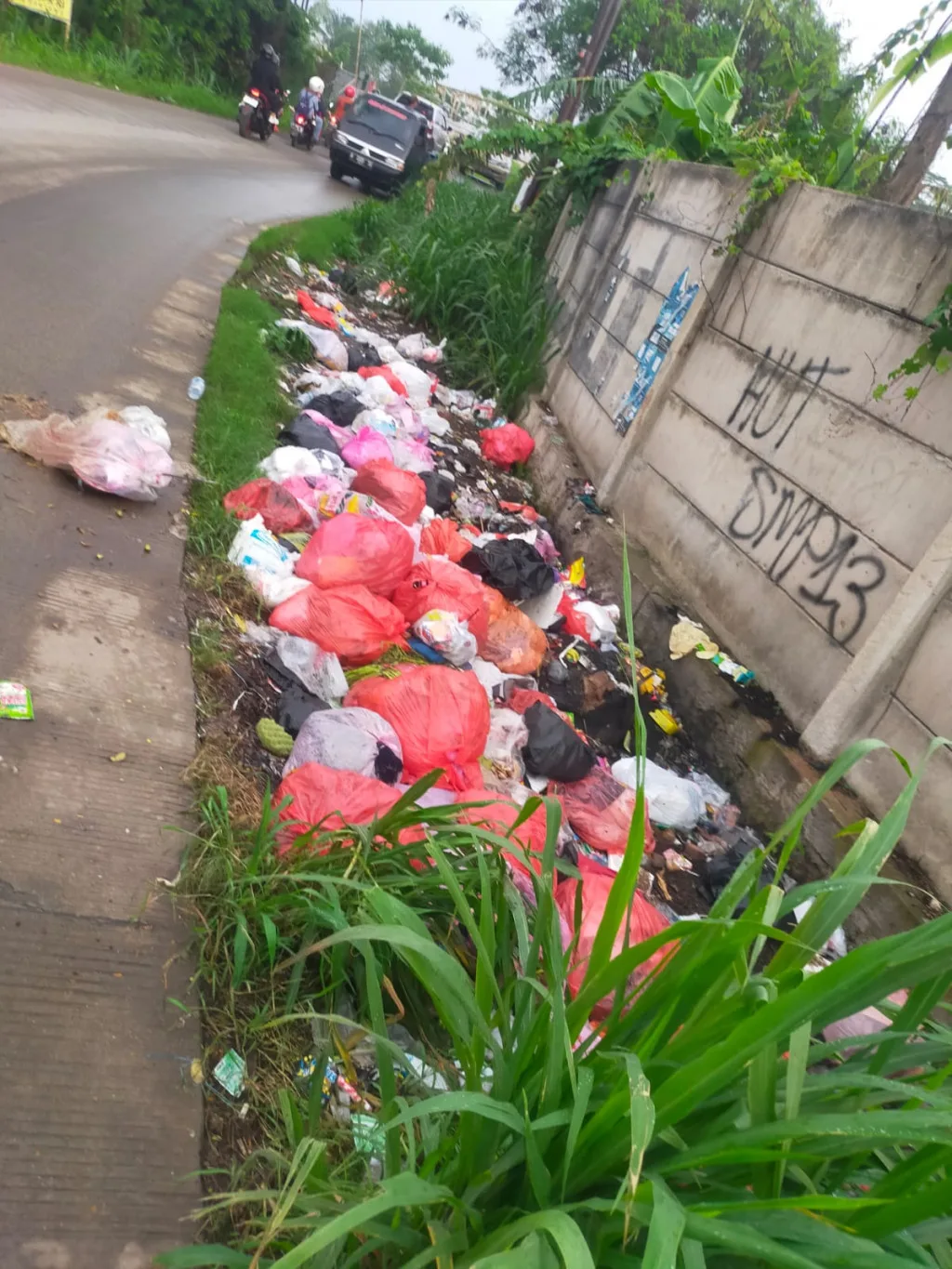 Tumpukan Sampah di Pinggiran Jalan Depan Ruang Terbuka Hijau Cipocok Jaya Menimbulkan Kekhawatiran Lingkungan