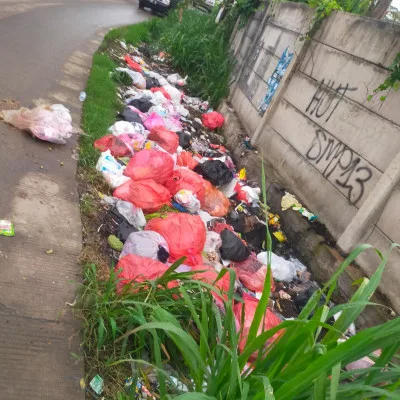 Tumpukan Sampah di Pinggiran Jalan Depan Ruang Terbuka Hijau Cipocok Jaya Menimbulkan Kekhawatiran Lingkungan