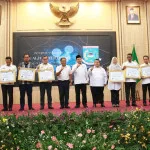 Pj Gubernur Banten Serahkan Predikat Penilaian Kepatuhan Penyelenggaraan Pelayanan Publik