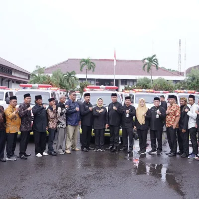 Bupati Serang Berikan Reward Kader Posyandu hingga Ambulans Desa