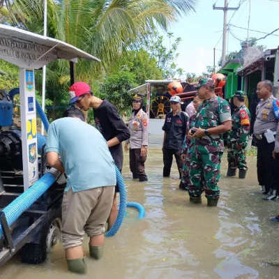 Dandim 0602/Serang Pantau Musibah Banjir Dan Berikan Bantuan Sosial Di BCP 2 Ciruas