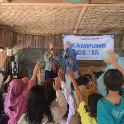 Tingkatkan Literasi, Fino Badut Dan Komunitas Bangun Kampung Ceria
