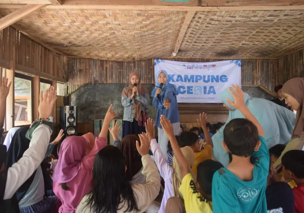 Tingkatkan Literasi, Fino Badut Dan Komunitas Bangun Kampung Ceria