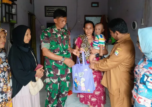 Cegah Stunting, Babinsa Koramil 0602-01/Kota Serang Berikan Gizi Tambahan Kepada Anak Dan Balita
