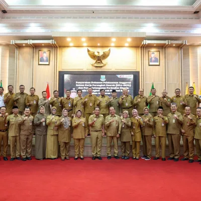 Pj Gubernur Banten Al Muktabar Serahkan DPA SKPD dan Tandatangani Perjanjian Kinerja Tahun Anggaran 2024