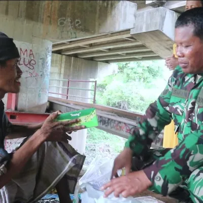 Peduli Warga, Serka Arisman Babinsa Koramil 0602-01/Kota Serang Berikan Bantuan Sosial