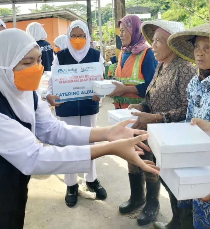 Jumat Berkah, LAZ Al Azhar Bagikan Makanan Siap Saji, Sayuran, dan Lauk
