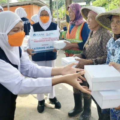 Jumat Berkah, LAZ Al Azhar Bagikan Makanan Siap Saji, Sayuran, dan Lauk