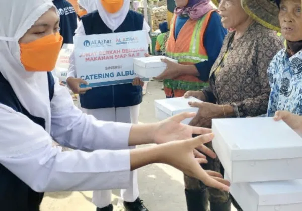Jumat Berkah, LAZ Al Azhar Bagikan Makanan Siap Saji, Sayuran, dan Lauk