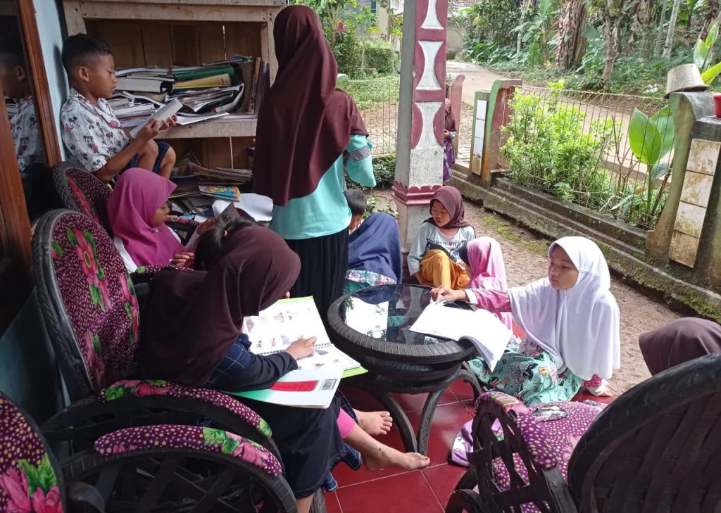 TBM Al-Latif Menumbuhkan Literasi Dari Teras Rumah