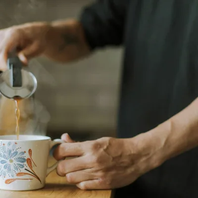 Tips Menikmati Secangkir Kopi Saat Suasana Hujan