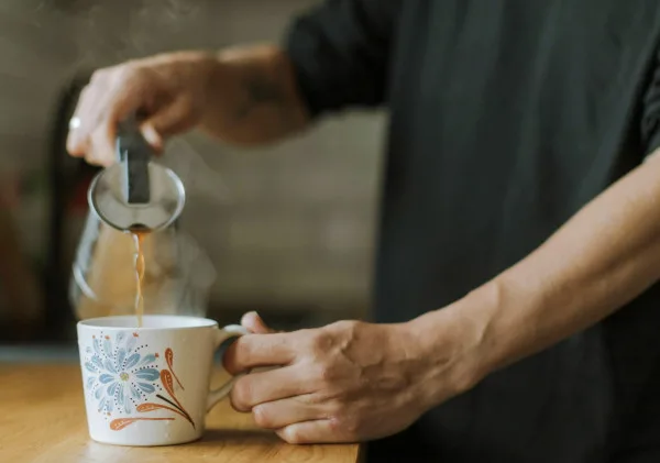 Tips Menikmati Secangkir Kopi Saat Suasana Hujan