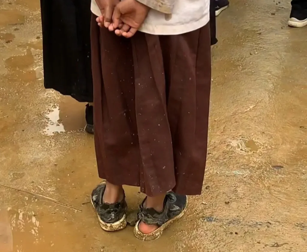 Viral Video Pelajar Pakai Sepatu Robek Saat Mengikuti Kegiatan Upacara, Netizen: 'Biasanya yang kayak gini itu serius belajarnya dan pasti jadi orang sukses suatu saat nanti'