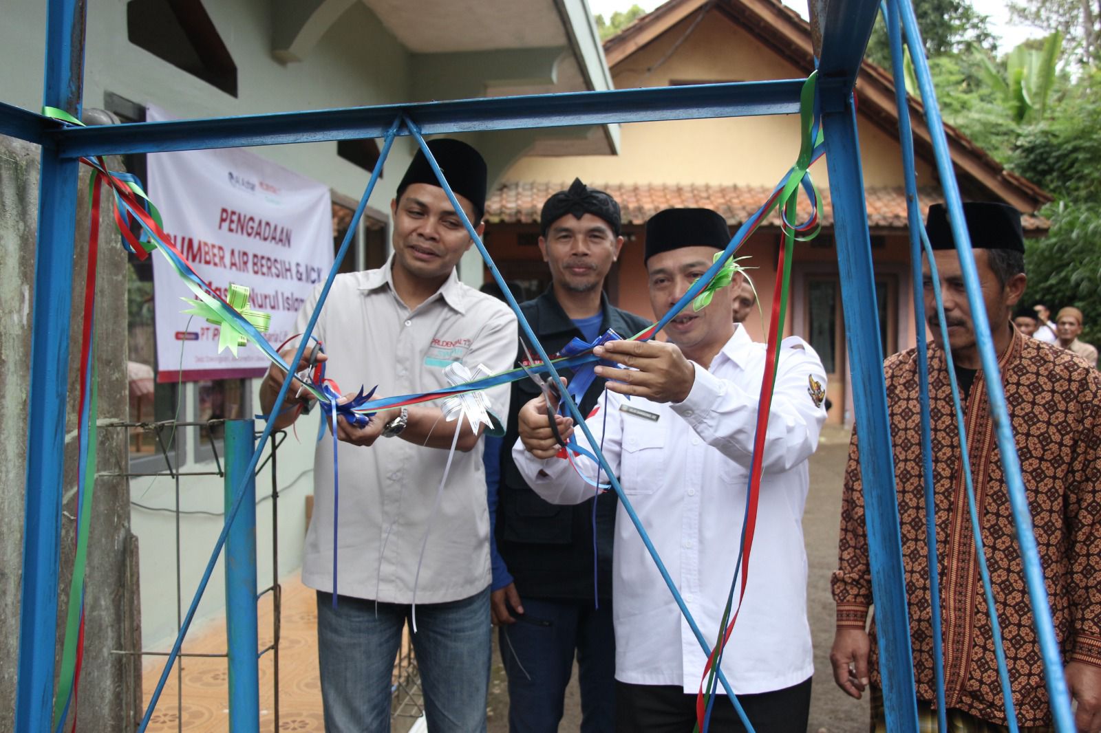 Prudential Syariah dan LAZ Waf Al Azhar Kolaborasi untuk Mewujudkan Sumber Air Bersih dan MCK di Desa Pelosok