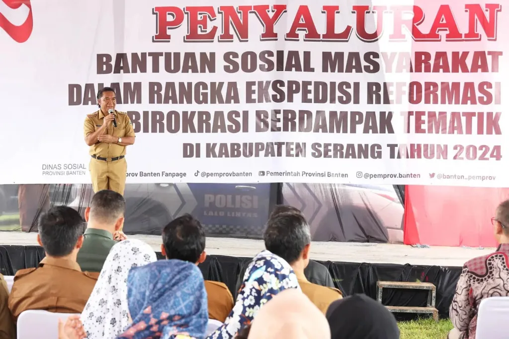 Al Muktabar, Penjabat Gubernur Banten, Menyalurkan Bantuan Sosial dan Mendorong Pengembangan Sumber Daya Manusia