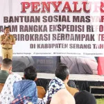 Al Muktabar, Penjabat Gubernur Banten, Menyalurkan Bantuan Sosial dan Mendorong Pengembangan Sumber Daya Manusia