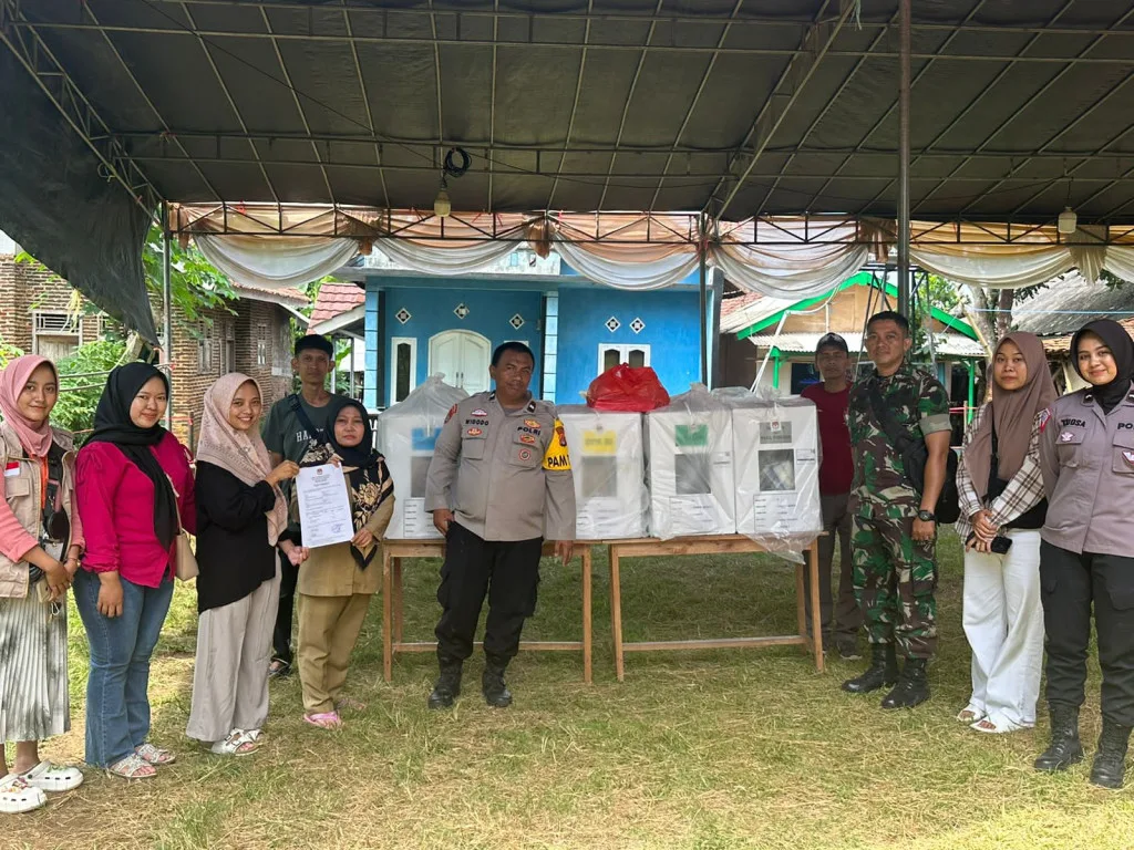 Polda Banten dan Masyarakat Bersinergi dalam Pengamanan Pendistribusian Logistik Pemilu 2024 di Kota Serang