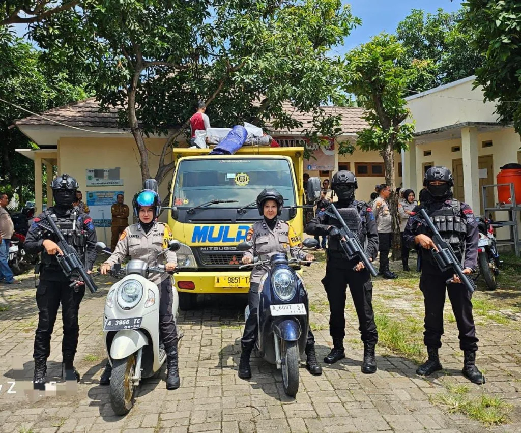 Polwan Polres Cilegon: Pengawal Logistik Pemilu 2024 demi Demokrasi yang Aman dan Damai