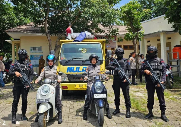 Polwan Polres Cilegon: Pengawal Logistik Pemilu 2024 demi Demokrasi yang Aman dan Damai