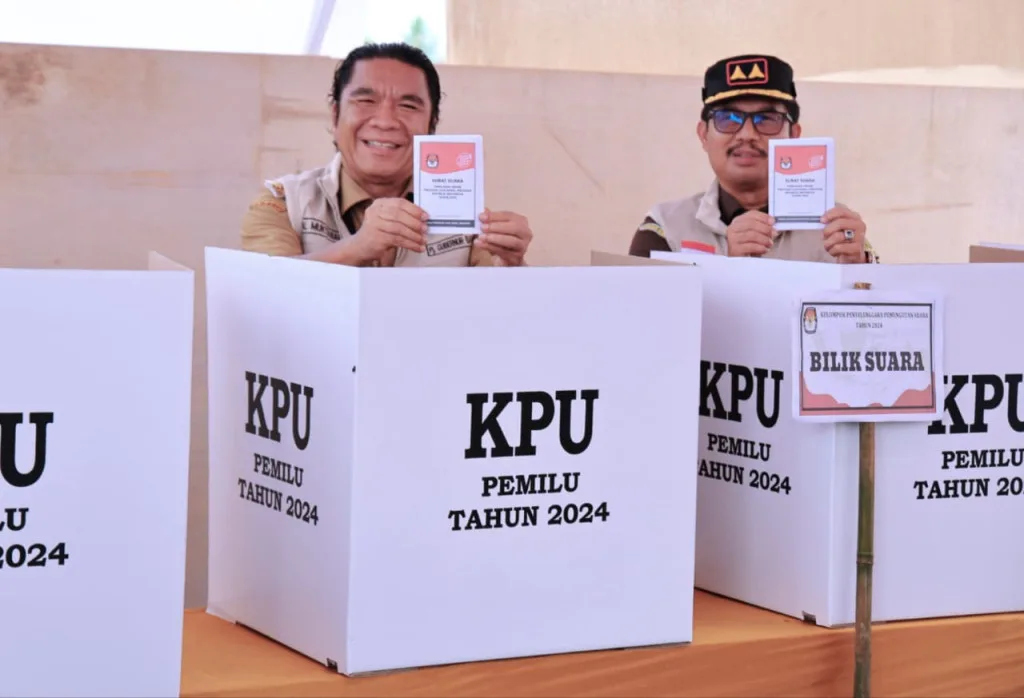 Pj Gubernur Banten, Al Muktabar, Menggunakan Hak Pilih dan Melakukan Monitoring Pemilu 2024