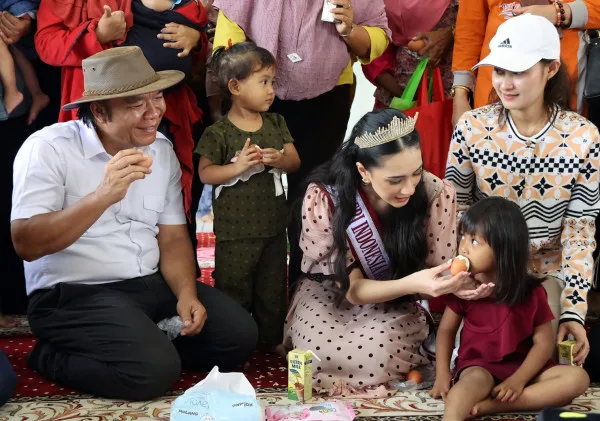 Pj Gubernur Banten dan Finalis Puteri Indonesia 2024 Berikan Vitamin A ke Balita