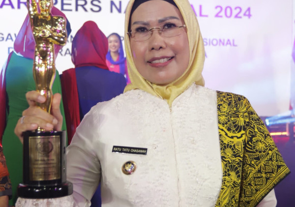 Bupati Serang Raih Anugerah PWI 2024