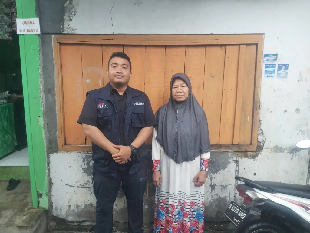 LAZ Al Azhar Menyalurkan Bantuan Modal Usaha untuk Pedagang Nasi Uduk