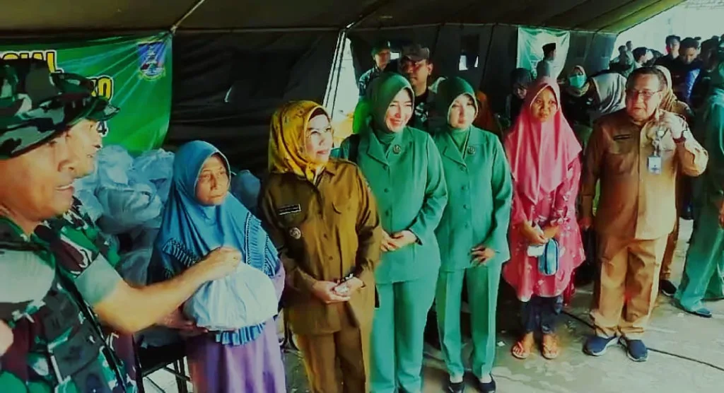 TNI dan Pemerintah Daerah Kabupaten Serang Berikan Bantuan Sosial di Acara TMMD Ke 119