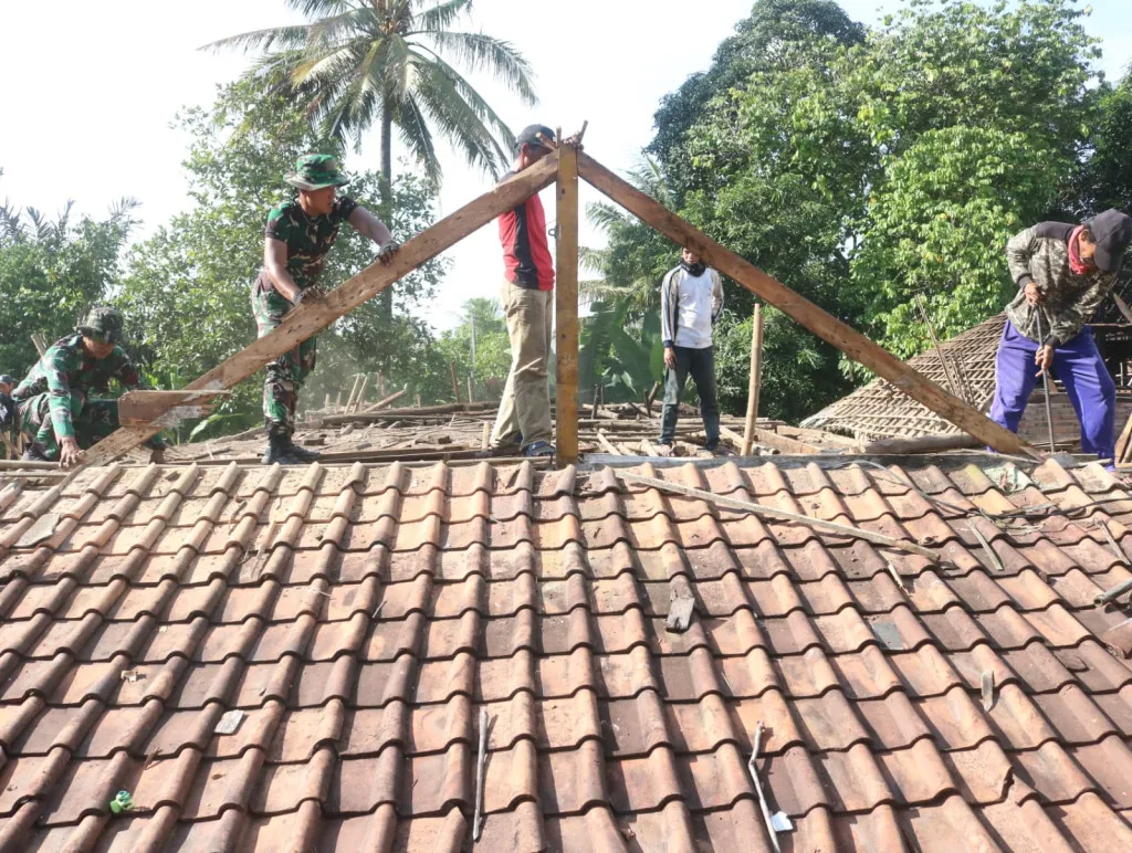 TNI Manunggal Membangun Desa (TMMD) Ke-119 Kodim 0602/Serang Rehabilitasi Rumah Tidak Layak Huni