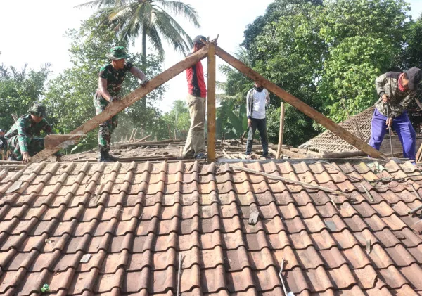 TNI Manunggal Membangun Desa (TMMD) Ke-119 Kodim 0602/Serang Rehabilitasi Rumah Tidak Layak Huni