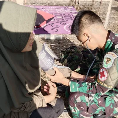 Satgas TNI Manunggal Membangun Desa (TMMD) Ke 119 Kodim 0602/Serang Melakukan Pelayanan Kesehatan dan Penanganan Sampah