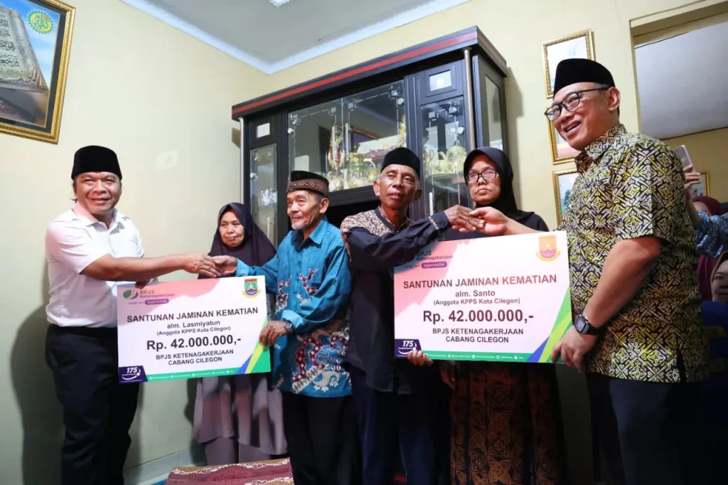 Pj Gubernur Banten Serahkan Bantuan Tunai kepada Keluarga Petugas Pemilu yang Gugur