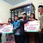 Pj Gubernur Banten Serahkan Bantuan Tunai kepada Keluarga Petugas Pemilu yang Gugur