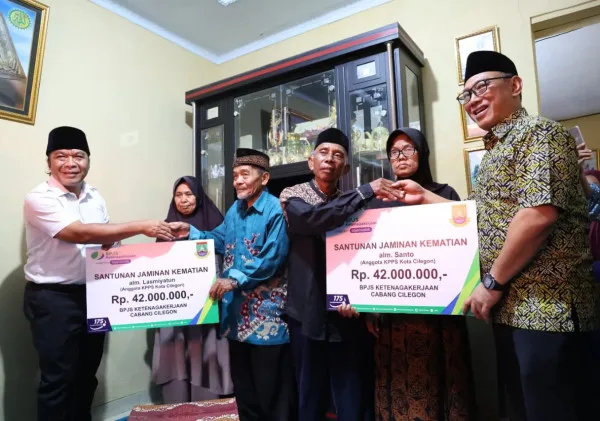 Pj Gubernur Banten Serahkan Bantuan Tunai kepada Keluarga Petugas Pemilu yang Gugur