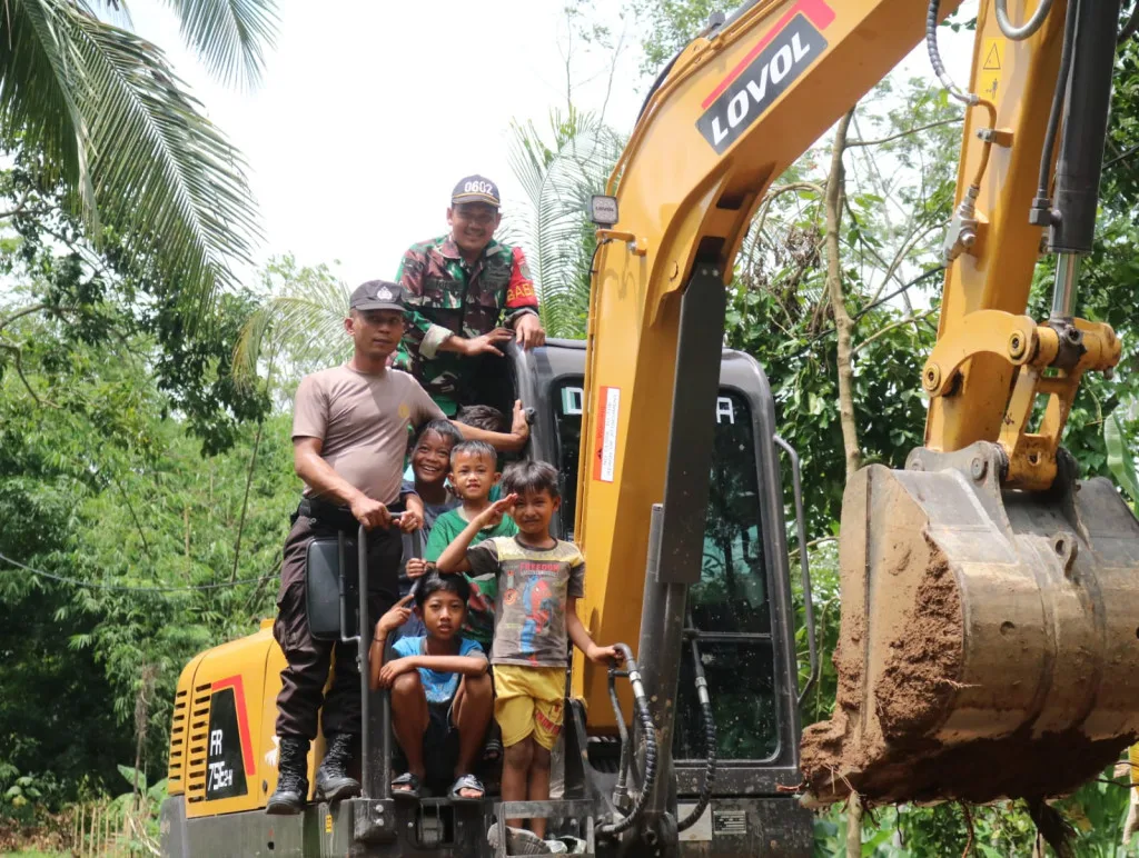 Anak-Anak Riang Bermain di Lokasi TMMD Ke-119 Kodim 0602/Serang