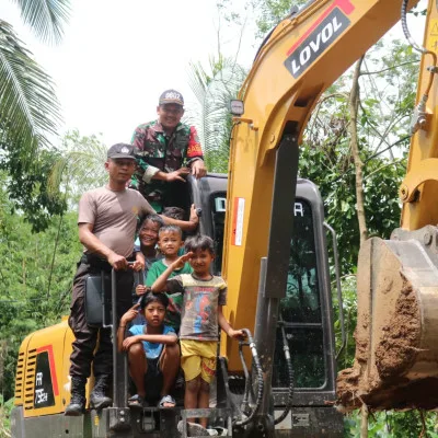 Anak-Anak Riang Bermain di Lokasi TMMD Ke-119 Kodim 0602/Serang