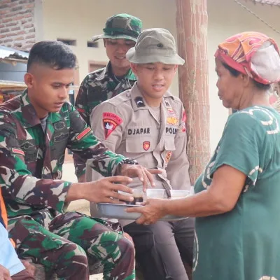 Secangkir Semangat dari Nenek Sariah untuk Anggota Satgas TMMD Ke 119 Kodim Serang