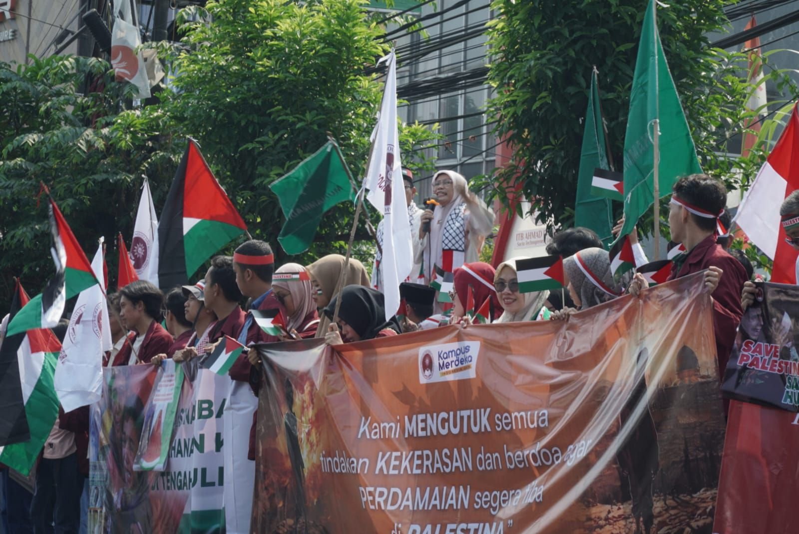 Solidaritas ITB Ahmad Dahlan Jakarta untuk Palestina: Aksi Damai Menyerukan Keadilan dan Perdamaian Global